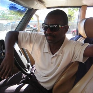 Alindu Nantindo an seinem Arbeitsplatz: ein altes und zuverlässiges Mercedes-Benz Taxi